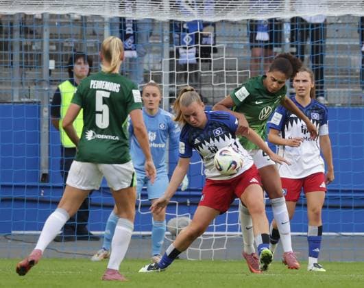 Cora Zicai VfL Wolfsburg vs Svea Stoldt HSV Football, GER, Women, Women, Flyeralarm Womens Bundesliga, Season 2025 2026, Volksparkstadion, Matchday 1 Hamburger SV vs VfL Wolfsburg, 3 3