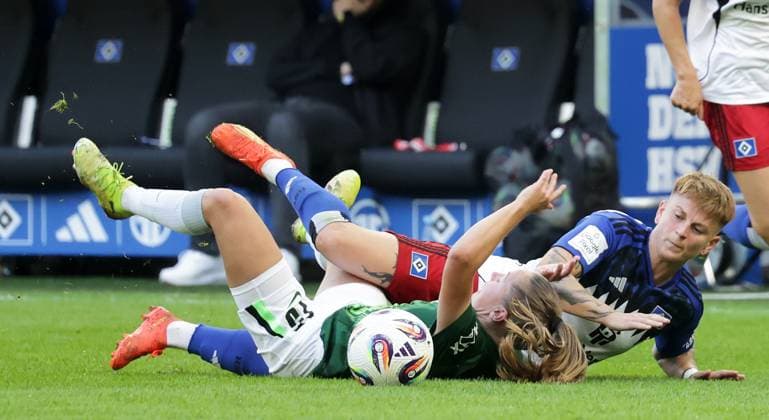 Janou Levels VfL Wolfsburg in duel with Jobina Lahr HSV Football, GER, Women, Women, Flyeralarm Womens Bundesliga, Season 2025 2026, Volksparkstadion, 1 Matchday Hamburger SV vs VfL Wolfsburg, 3 3