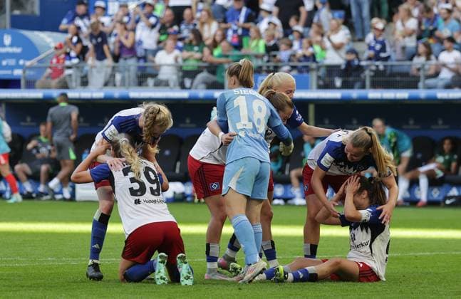 Hamburgs Laura Sieger HSV , Nina Raecke HSV , Football, GER, Women, Women, Flyeralarm Womens Bundesliga, Season 2025 2026, Volksparkstadion, Matchday 1 Hamburger SV vs VfL Wolfsburg, 3 3