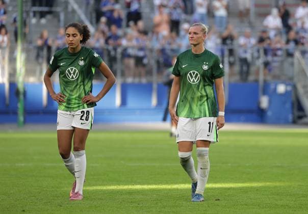 Cora Zicai VfL Wolfsburg and Alexandra Popp VfL Wolfsburg disappointed after the final whistle Football, GER, Women, Women, Flyeralarm Womens Bundesliga, Season 2025 2026, Volksparkstadion, 1 Matchday Hamburger SV vs VfL Wolfsburg, 3 3