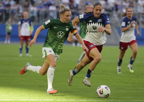 Leni Eggert HSV in duel with Svenja Huth VfL Wolfsburg Football, GER, Women, Women, Flyeralarm Womens Bundesliga, Season 2025 2026, Volksparkstadion, 1 Matchday Hamburger SV vs VfL Wolfsburg, 3 3