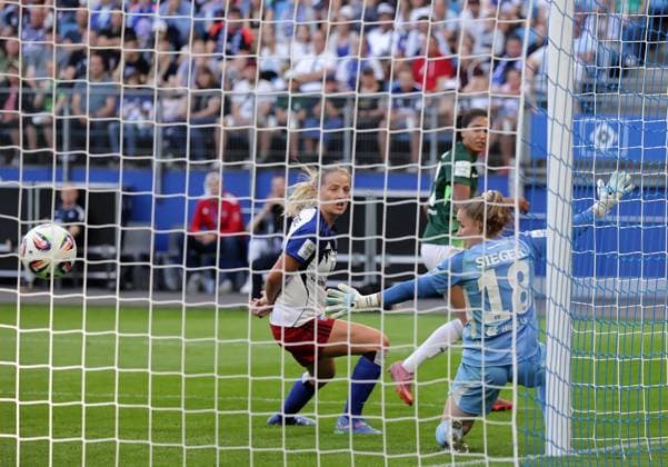 Attempt on goal by Cora Zicai VfL Wolfsburg , Goalkeeper Laura Sieger HSV saves the shot, left Nina Raecke HSV Football, GER, Women, Women, Flyeralarm Womens Bundesliga, Season 2025 2026, Volksparkstadion, Matchday 1 Hamburger SV vs VfL Wolfsburg, 3 3