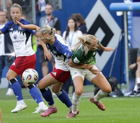 Ella Peddemors VfL Wolfsburg , Mia Buechele HSV Soccer, GER, Women, Women, Flyeralarm Womens Bundesliga, Season 2025 2026, Volksparkstadion, 1 Matchday Hamburger SV vs VfL Wolfsburg, 3 3