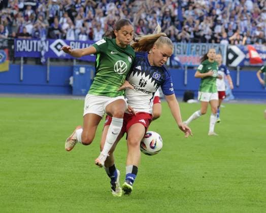 Kessya Bussy VfL Wolfsburg in duel with Svea Stoldt HSV Football, GER, Women, Women, Flyeralarm Womens Bundesliga, Season 2025 2026, Volksparkstadion, 1 Matchday Hamburger SV vs VfL Wolfsburg, 3 3