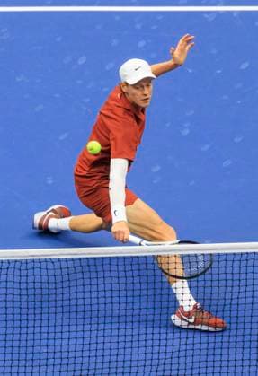September 7, 2025, Flushing Meadows, New York, USA: Jannik Sinner slides for a backhand during his US Open MenÃ¢â‚¬â ¢s Final match against Carlos Alcaraz on Day 15 of the 2025 US Open at USTA Billie Jean King National Tennis Center on Sunday September 7, 2025 in the Flushing neighborhood of the Queens borough of New York City. JAVIER ROJAS PI Flushing Meadows USA - ZUMAp124 20250907_zaa_p124_042 Copyright: xJavierxRojasx
