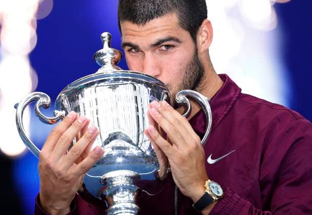 Carlos Alcaraz of Spain kisses his winners trophy after defeating Jannik Sinner of Italy in the Men s Final match at the 2025 US Open Tennis Championship at the USTA Billie Jean King National Tennis Center in New York City on Sunday, September 7, 2025. Alcaraz won 6-2, 3-6, 6-1, 6-4.  NYP20250907196 COREYxSIPKIN