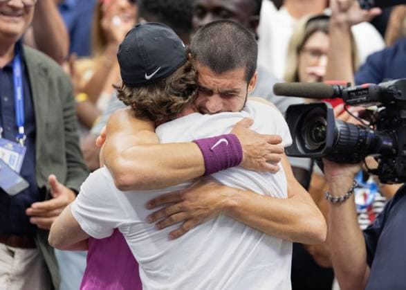 Coach Juan Carlos Ferrero hugs Carlos Alcaraz in the players box, Men s Singles, Final, Final, US Open Championships 2025, USTA Billie Jean King National Tennis Center, Flushing Meadows, New York, USA Copyright: xJuergenxHasenkopfx