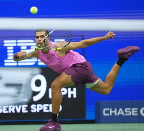 (250908) -- NEW YORK, Sept. 8, 2025 -- Carlos Alcaraz of Spain hits a return during the men s singles final match between Carlos Alcaraz of Spain and Jannik Sinner of Italy at the 2025 US Open tennis championships in New York, the United States, Sept. 7, 2025. ) (SP)U.S.-NEW YORK-TENNIS-US OPEN-MEN S SINGLES-FINAL WuxXiaoling 