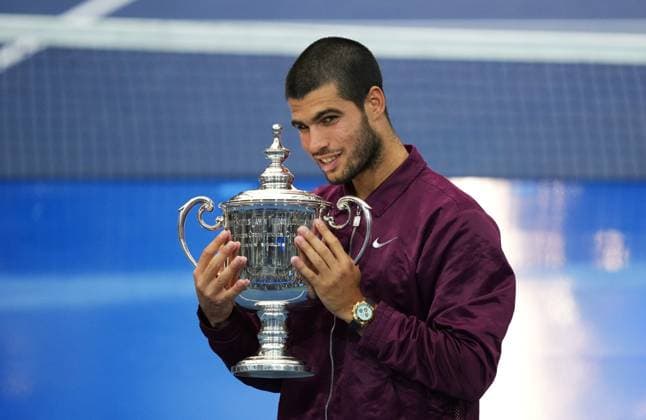 (250908) -- NEW YORK, Sept. 8, 2025 -- Carlos Alcaraz of Spain poses with his trophy after winning the men s singles final match between Carlos Alcaraz of Spain and Jannik Sinner of Italy at the 2025 US Open tennis championships in New York, the United States, Sept. 7, 2025. ) (SP)U.S.-NEW YORK-TENNIS-US OPEN-MEN S SINGLES-FINAL WuxXiaoling 