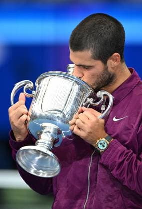 (250908) -- NEW YORK, Sept. 8, 2025 -- Carlos Alcaraz of Spain kisses his trophy after winning the men s singles final match between Carlos Alcaraz of Spain and Jannik Sinner of Italy at the 2025 US Open tennis championships in New York, the United States, Sept. 7, 2025. ) (SP)U.S.-NEW YORK-TENNIS-US OPEN-MEN S SINGLES-FINAL LixRui 