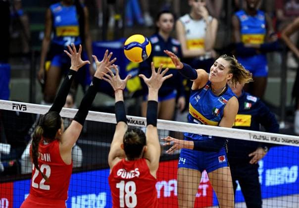 (250908) -- BANGKOK, Sept. 8, 2025 -- Ekaterina Antropova (top R) of Italy spikes the ball during the final match between T¨¹rkiye and Italy at the Volleyball Women s World Championship, WM, Weltmeisterschaft in Bangkok, Thailand, Sept. 7, 2025. ) (SP)THAILAND-BANGKOK-VOLLEYBALL-WOMEN S WORLD CHAMPIONSHIP-FINAL HouxZhaokang 