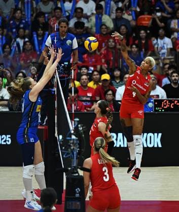 (250908) -- BANGKOK, Sept. 8, 2025 -- Melissa Teresa Vargas (1st R) of T¨¹rkiye spikes the ball during the final match between T¨¹rkiye and Italy at the Volleyball Women s World Championship, WM, Weltmeisterschaft in Bangkok, Thailand, Sept. 7, 2025. ) (SP)THAILAND-BANGKOK-VOLLEYBALL-WOMEN S WORLD CHAMPIONSHIP-FINAL HouxZhaokang 