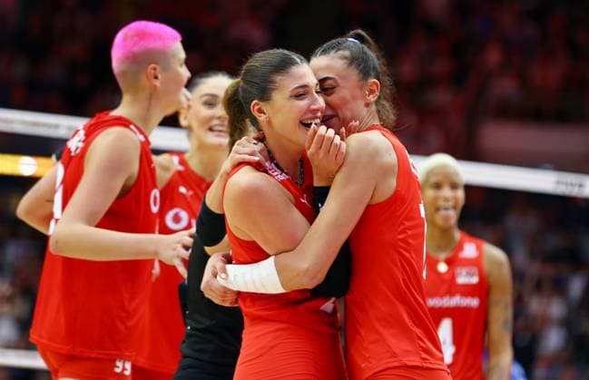 (250908) -- BANGKOK, Sept. 8, 2025 -- Players of T¨¹rkiye celebrate scoring during the final match between T¨¹rkiye and Italy at the Volleyball Women s World Championship, WM, Weltmeisterschaft in Bangkok, Thailand, Sept. 7, 2025. ) (SP)THAILAND-BANGKOK-VOLLEYBALL-WOMEN S WORLD CHAMPIONSHIP-FINAL SunxWeitong 