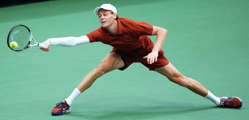 (250908) -- NEW YORK, Sept. 8, 2025 -- Jannik Sinner of Italy hits a return during the men s singles final match between Carlos Alcaraz of Spain and Jannik Sinner of Italy at the 2025 US Open tennis championships in New York, the United States, Sept. 7, 2025. ) (SP)U.S.-NEW YORK-TENNIS-US OPEN-MEN S SINGLES-FINAL WuxXiaoling 