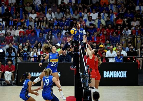 (250908) -- BANGKOK, Sept. 8, 2025 -- Gaia Giovannini (top L) of Italy competes during the final match between T¨¹rkiye and Italy at the Volleyball Women s World Championship, WM, Weltmeisterschaft in Bangkok, Thailand, Sept. 7, 2025. ) (SP)THAILAND-BANGKOK-VOLLEYBALL-WOMEN S WORLD CHAMPIONSHIP-FINAL HouxZhaokang 