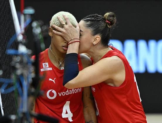 (250908) -- BANGKOK, Sept. 8, 2025 -- Melissa Teresa Vargas (L) and Zehra Gunes of T¨¹rkiye celebrate scoring during the final match between T¨¹rkiye and Italy at the Volleyball Women s World Championship, WM, Weltmeisterschaft in Bangkok, Thailand, Sept. 7, 2025. ) (SP)THAILAND-BANGKOK-VOLLEYBALL-WOMEN S WORLD CHAMPIONSHIP-FINAL HouxZhaokang 