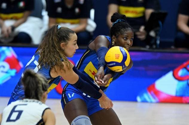 (250908) -- BANGKOK, Sept. 8, 2025 -- Myriam Fatime Sylla (L) and Gaia Giovannini of Italy compete during the final match between T¨¹rkiye and Italy at the Volleyball Women s World Championship, WM, Weltmeisterschaft in Bangkok, Thailand, Sept. 7, 2025. ) (SP)THAILAND-BANGKOK-VOLLEYBALL-WOMEN S WORLD CHAMPIONSHIP-FINAL HouxZhaokang 