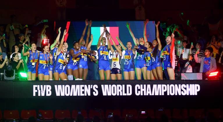 (250908) -- BANGKOK, Sept. 8, 2025 -- Gold medalists team Italy celebrate during the awarding ceremony after the final match between T¨¹rkiye and Italy at the Volleyball Women s World Championship, WM, Weltmeisterschaft in Bangkok, Thailand, Sept. 7, 2025. ) (SP)THAILAND-BANGKOK-VOLLEYBALL-WOMEN S WORLD CHAMPIONSHIP-FINAL SunxWeitong 