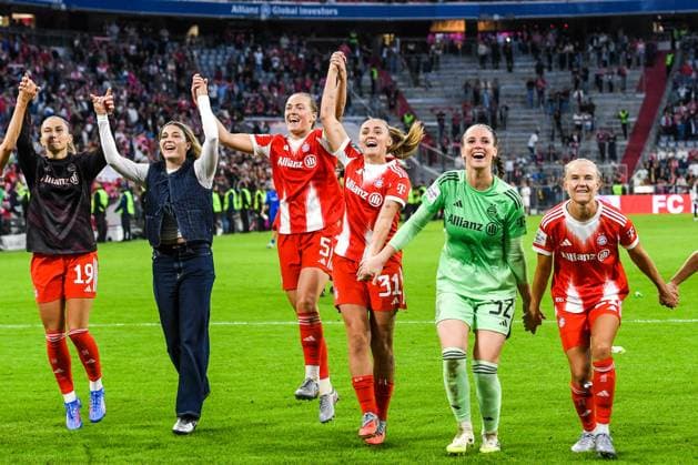 GER, FFBL, FC Bayern München vs Bayer 04 Leverkusen 06 09 2025, Allianz Arena, Munich, GER, FFBL, FC Bayern München vs Bayer 04 Leverkusen, in the picture cheering after the match, Katharina Naschenweng Bayern Muenchen, 19 , Barbara Dunst Bayern Muenchen, 28 , Magdalena Eriksson Bayern Muenchen, 5 , Georgia Stanway Bayern Muenchen, 31 , Ena Mahmutovic Bayern Muenchen, 32 , Pernille Harder Bayern Muenchen, 21 nordphotoxGmbHx xHafner nph00200