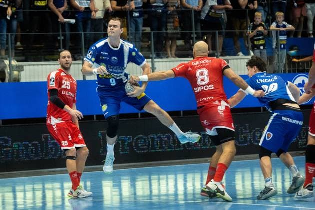 Eisenach , 070925 , 1 Handball Bundesliga THSV Eisenach vs MT Melsungen In the picture Adrian Sipos Melsungen vs Max Beneke Eisenach