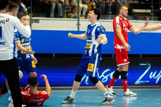 Eisenach , 070925 , 1 Handball Bundesliga THSV Eisenach vs MT Melsungen In the picture Tillmann Leu Eisenach cheering