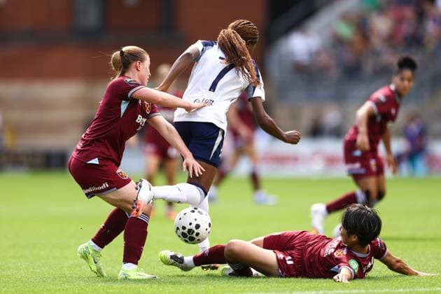 Tottenham Hotspur gegen West Ham United 07 September 2025, London Women s Super League Tottenham Hotspur gegen West Ham United L R Oona Siren von West Ham United, Jessica Naz von Tottenham Hotspur und Riko Ueki von West Ham United Foto Jacques Feeney Offside London UK  Copyright: xJacquesxFeeneyx xOffsidexOffside