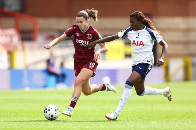 Tottenham Hotspur gegen West Ham United 07 September 2025, London Women s Super League Tottenham Hotspur gegen West Ham United Anouk Denton von West Ham United und Jessica Naz von Tottenham Hotspur Foto Jacques Feeney Abseits London UK  Copyright: xJacquesxFeeneyx xOffsidexOffside