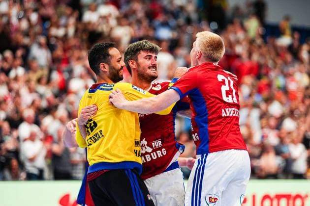 Handball Sport Verein Hamburg jubilant after victory end of match GER, Handball Sport Verein Hamburg vs Rhein Neckar Loewen, Handball, 1 Bundesliga, Matchday 3, Season 2025 2026, 07 09 2025 GER, Handball Sport Verein Hamburg vs Rhein Neckar Loewen, Handball, 1 Bundesliga, Matchday 3, Season 2025 2026, 07 09 2025 Hamburg Copyright: xEibner-Pressefoto MarcelxvonxFehrnx EP_MFN