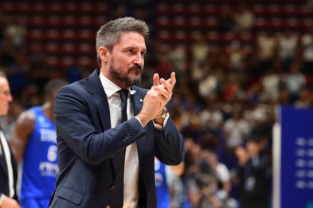 Foto Claudio Grassi LaPresse 08 Settembre 2022 - Assago, Italia - basket - Gran Bretagna vs Italia - Campionato europeo di pallacanestro EuroBasket 2022 - Mediolanum Forum. Nella foto: Gianmarco Pozzecco (head coach Italy) saluta i tifosi September 08, 2022 Assago, Italy - sport, basketball - Great Britain vs Italy - European Basketball Championship EuroBasket 2022- Mediolanum Forum. In the pic: Gianmarco Pozzecco (head coach Italy) greeting supporters  Copyright: xClaudioxGrassi LaPressex