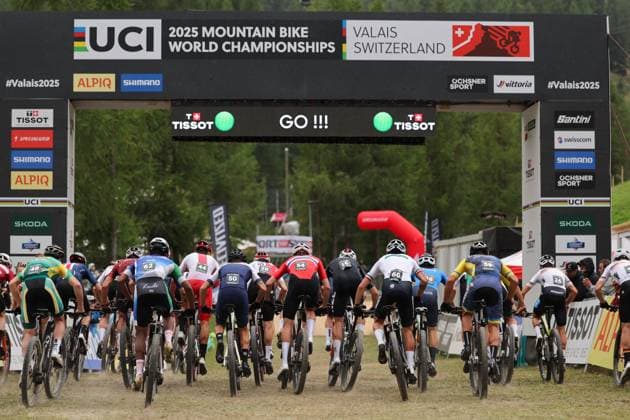 2025 UCI Mountain Bike World Championships Picture by Alex Whitehead SWpix.com - 08 09 2025 - Cycling - 2025 UCI Mountain Bike World Championships - Cross-country Short Track - Zermatt, Valais, Switzerland - Men Elite Qualification Heat 2 - Race start Copyright: x xSWpix.comx(t axPhotographyxHubxLtd)xAlexxWhitehead SWpix.comx SWP-3030-2923