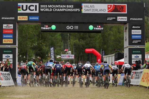 2025 UCI Mountain Bike World Championships Picture by Alex Whitehead SWpix.com - 08 09 2025 - Cycling - 2025 UCI Mountain Bike World Championships - Cross-country Short Track - Zermatt, Valais, Switzerland - Men Elite Qualification Heat 2 - Race start Copyright: x xSWpix.comx(t axPhotographyxHubxLtd)xAlexxWhitehead SWpix.comx SWP-3030-2924