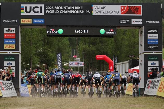 2025 UCI Mountain Bike World Championships Picture by Alex Whitehead SWpix.com - 08 09 2025 - Cycling - 2025 UCI Mountain Bike World Championships - Cross-country Short Track - Zermatt, Valais, Switzerland - Men Elite Qualification Heat 2 - Race start Copyright: x xSWpix.comx(t axPhotographyxHubxLtd)xAlexxWhitehead SWpix.comx SWP-3030-2925