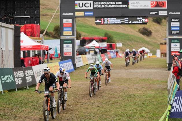 2025 UCI Mountain Bike World Championships Picture by Alex Whitehead SWpix.com - 08 09 2025 - Cycling - 2025 UCI Mountain Bike World Championships - Cross-country Short Track - Zermatt, Valais, Switzerland - Men Elite Qualification Heat 2 - Samuel Gaze (New Zealand), Lars Forster (Switzerland) Copyright: x xSWpix.comx(t axPhotographyxHubxLtd)xAlexxWhitehead SWpix.comx SWP-3030-2936