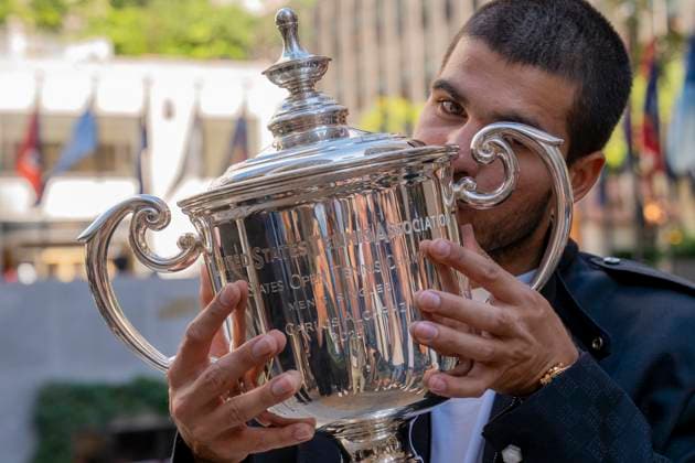 Spanish tennis player Carlos Alcaraz kisses the trophy that accredits him as champion of the 2025 US Open at Rockefeller Center in New York, USA 08 September 2025. Alcaraz has surpassed $53 million (approximately Ä45 million) in prize money after adding the $5 million he pocketed for his victory on Sunday at the US Open. Alcaraz surpasses $53 million in prize money with his five US Open titles !ACHTUNG: NUR REDAKTIONELLE NUTZUNG!  Copyright: xAngelxColmenaresx AME7444 20250908-55017861761_1