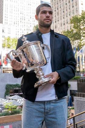 Spanish tennis player Carlos Alcaraz poses with the trophy that accredits him as champion of the 2025 US Open at Rockefeller Center in New York, USA 08 September 2025. Alcaraz has surpassed $53 million (approximately Ä45 million) in prize money after adding the $5 million he pocketed for his victory on Sunday at the US Open. Alcaraz surpasses $53 million in prize money with his five US Open titles !ACHTUNG: NUR REDAKTIONELLE NUTZUNG!  Copyright: xAngelxColmenaresx AME7442 20250908-55017861765_1
