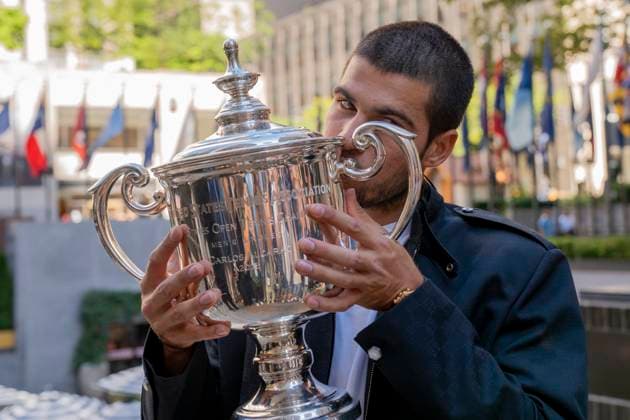 Spanish tennis player Carlos Alcaraz kisses the trophy that accredits him as champion of the 2025 US Open at Rockefeller Center in New York, USA 08 September 2025. Alcaraz has surpassed $53 million (approximately Ä45 million) in prize money after adding the $5 million he pocketed for his victory on Sunday at the US Open. Alcaraz surpasses $53 million in prize money with his five US Open titles !ACHTUNG: NUR REDAKTIONELLE NUTZUNG!  Copyright: xAngelxColmenaresx AME7443 20250908-55017861766_1