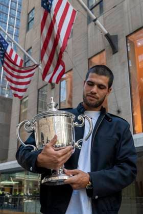 Spanish tennis player Carlos Alcaraz poses with the trophy that accredits him as champion of the 2025 US Open at Rockefeller Center in New York, USA 08 September 2025. Alcaraz has surpassed $53 million (approximately Ä45 million) in prize money after adding the $5 million he pocketed for his victory on Sunday at the US Open. Alcaraz surpasses $53 million in prize money with his five US Open titles !ACHTUNG: NUR REDAKTIONELLE NUTZUNG!  Copyright: xAngelxColmenaresx AME7437 20250908-55017861775_1