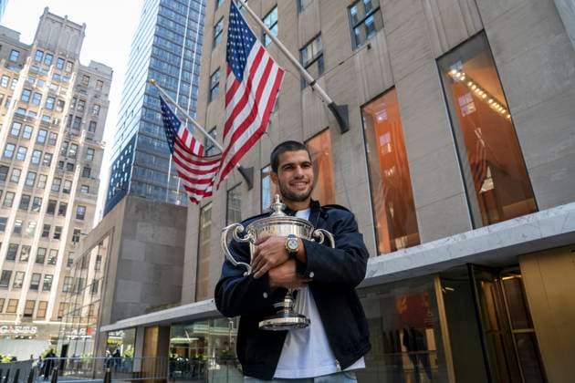 Spanish tennis player Carlos Alcaraz poses with the trophy that accredits him as champion of the 2025 US Open at Rockefeller Center in New York, USA 08 September 2025. Alcaraz has surpassed $53 million (approximately Ä45 million) in prize money after adding the $5 million he pocketed for his victory on Sunday at the US Open. Alcaraz surpasses $53 million in prize money with his five US Open titles !ACHTUNG: NUR REDAKTIONELLE NUTZUNG!  Copyright: xAngelxColmenaresx AME7440 20250908-55017861781_1