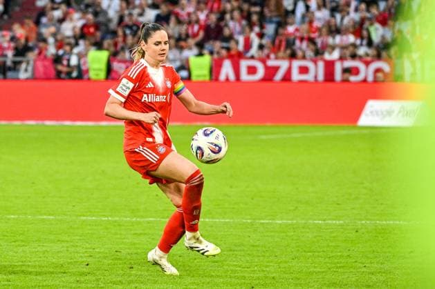 GER, FFBL, FC Bayern Munich vs Bayer 04 Leverkusen 06 09 2025, Allianz Arena, Munich, GER, FFBL, FC Bayern Munich vs Bayer 04 Leverkusen, in the picture Sarah Zadrazil Bayern Muenchen, 25 nordphotoxGmbHx xHafner nph00200