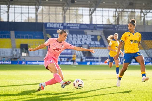 Selina Cerci TSG Hoffenheim, 29 in duel with Josephine Bonsu Carl Zeiss Jena, 23 , GER, TSG 1899 Hoffenheim vs FC Carl Zeiss Jena, Football Google Pixel Womens Bundesliga, 1 Matchday, Season 2025 2026, 08 09 2025 DFB regulations prohibit any use of photographs as image sequences and or quasi video GER, TSG 1899 Hoffenheim vs FC Carl Zeiss Jena, Football Google Pixel Womens Bundesliga, 1 Matchday, Season 2025 2026, 08 09 2025 Jena Copyright: xEibner-Pressefoto Memmlerx EP_MMR