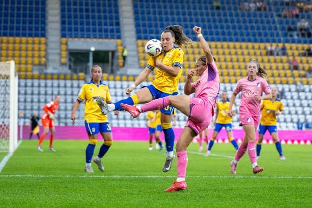 Dominika Grabowska TSG Hoffenheim, 16 in duel with Felicia Straeßer Carl Zeiss Jena, 08 , GER, TSG 1899 Hoffenheim vs FC Carl Zeiss Jena, Fußball Google Pixel Frauen Bundesliga, 1 Spieltag, Saison 2025 2026, 08 09 2025 DFB regulations prohibit any use of photographs as image sequences and or quasi video GER, TSG 1899 Hoffenheim vs FC Carl Zeiss Jena, Fussball Google Pixel Frauen Bundesliga, 1 Spieltag, Saison 2025 2026, 08 09 2025 Jena Copyright: xEibner-Pressefoto Memmlerx EP_MMR