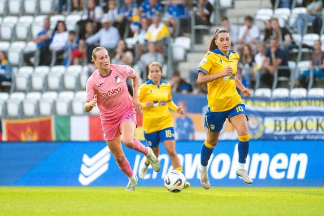 Feli Delacauw TSG Hoffenheim, 24 in duel with Merza Julevic Carl Zeiss Jena, 10 , GER, TSG 1899 Hoffenheim vs FC Carl Zeiss Jena, Football Google Pixel Frauen Bundesliga, 1 Spieltag, Saison 2025 2026, 08 09 2025 DFB regulations prohibit any use of photographs as image sequences and or quasi video GER, TSG 1899 Hoffenheim vs FC Carl Zeiss Jena, Football Google Pixel Frauen Bundesliga, 1 Spieltag, Saison 2025 2026, 08 09 2025 Jena Copyright: xEibner-Pressefoto Memmlerx EP_MMR