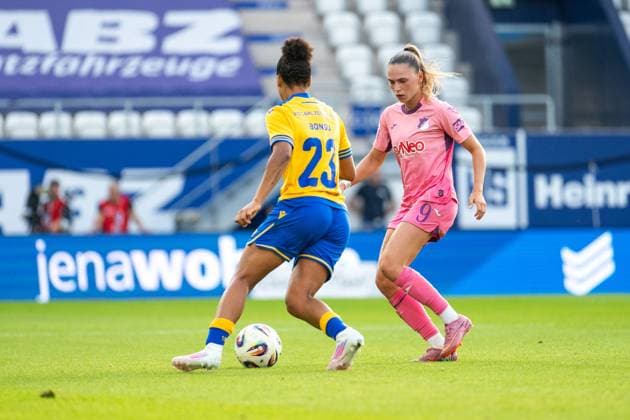Jill Janssens TSG Hoffenheim, 09 in duel with Josephine Bonsu Carl Zeiss Jena, 23 , GER, TSG 1899 Hoffenheim vs FC Carl Zeiss Jena, Football Google Pixel Womens Bundesliga, 1 Matchday, Season 2025 2026, 08 09 2025 DFB regulations prohibit any use of photographs as image sequences and or quasi video GER, TSG 1899 Hoffenheim vs FC Carl Zeiss Jena, Football Google Pixel Womens Bundesliga, 1 Matchday, Season 2025 2026, 08 09 2025 Jena Copyright: xEibner-Pressefoto Memmlerx EP_MMR
