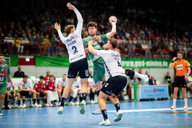 08 09 2025 Handball, 2025 2026, 1 Bundesliga, 3 Matchday, GWD Minden SG Flensburg Handewitt L R Simon Pytlick Flensburg , Philipp Vorlicek Minden , Johannes Golla Flensburg