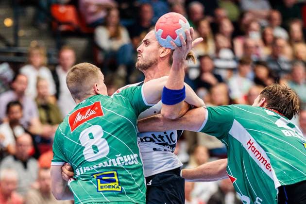 v l Karolis Antanavicius GWD Minden, 08 , Kent Robin Toennesen SG Flensburg Handewitt, 23 , Tom Bergner GWD Minden, 28 GER, GWD Minden vs SG Flensburg Handewitt, Handball, 1 Bundesliga, Matchday 3, Season 2025 2026, 08 09 2025 GER, GWD Minden vs SG Flensburg Handewitt, Handball, 1 Bundesliga, Matchday 3, Season 2025 2026, 08 09 2025 Luebbecke Copyright: xEibner-Pressefoto JanxRollingerx EP_JSK
