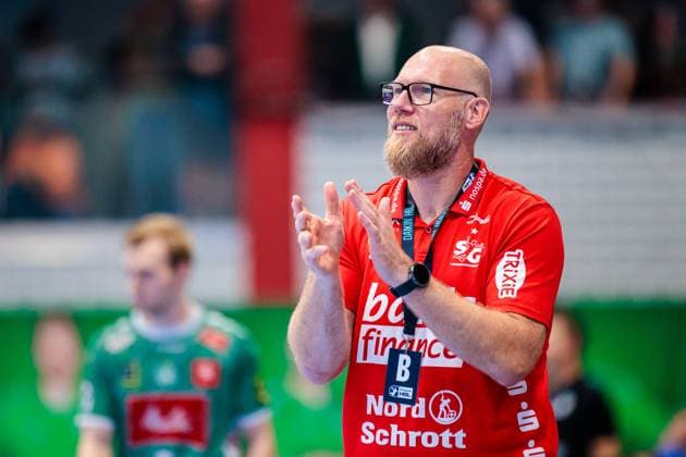 Ales Pajovic SG Flensburg Handewitt, Coach rejoices GER, GWD Minden vs SG Flensburg Handewitt, Handball, 1 Bundesliga, Matchday 3, Season 2025 2026, 08 09 2025 GER, GWD Minden vs SG Flensburg Handewitt, Handball, 1 Bundesliga, Matchday 3, Season 2025 2026, 08 09 2025 Luebbecke Copyright: xEibner-Pressefoto JanxRollingerx EP_JSK