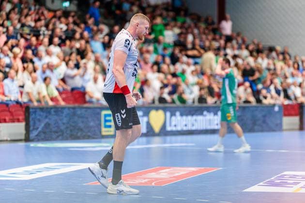 Blaz Blagotinsek SG Flensburg Handewitt, 43 rejoices after 27 40 victory GER, GWD Minden vs SG Flensburg Handewitt, Handball, 1 Bundesliga, Matchday 3, Season 2025 2026, 08 09 2025 GER, GWD Minden vs SG Flensburg Handewitt, Handball, 1 Bundesliga, Matchday 3, Season 2025 2026, 08 09 2025 Luebbecke Copyright: xEibner-Pressefoto JanxRollingerx EP_JSK