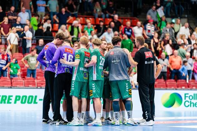 The team of GWD Minden is disappointed sad after 27 40 defeat GER, GWD Minden vs SG Flensburg Handewitt, Handball, 1 Bundesliga, Matchday 3, Season 2025 2026, 08 09 2025 GER, GWD Minden vs SG Flensburg Handewitt, Handball, 1 Bundesliga, Matchday 3, Season 2025 2026, 08 09 2025 Luebbecke Copyright: xEibner-Pressefoto JanxRollingerx EP_JSK