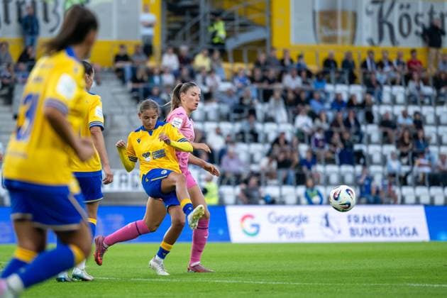 Melissa Koessler TSG Hoffenheim, 25 in duel, GER, TSG 1899 Hoffenheim vs FC Carl Zeiss Jena, Fussball Google Pixel Frauen Bundesliga, 1 Spieltag, Saison 2025 2026, 08 09 2025 DFB regulations prohibit any use of photographs as image sequences and or quasi video GER, TSG 1899 Hoffenheim vs FC Carl Zeiss Jena, Fussball Google Pixel Frauen Bundesliga, 1 Spieltag, Saison 2025 2026, 08 09 2025 Jena Copyright: xEibner-Pressefoto Memmlerx EP_MMR