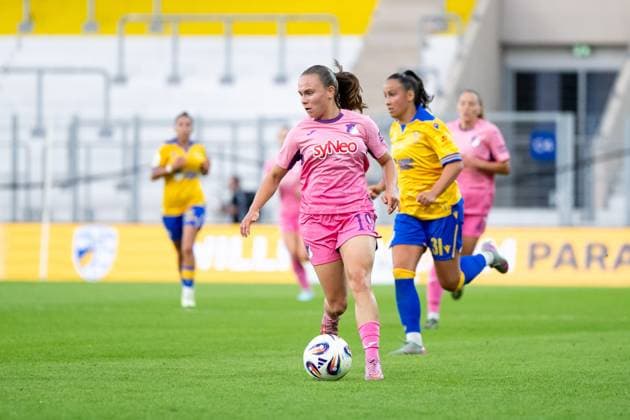 Selina Cerci TSG Hoffenheim, 29 on the ball, behind her Nelly Juckel Carl Zeiss Jena, 31 , GER, TSG 1899 Hoffenheim vs FC Carl Zeiss Jena, Football Google Pixel Frauen Bundesliga, 1 Spieltag, Saison 2025 2026, 08 09 2025 DFB regulations prohibit any use of photographs as image sequences and or quasi video GER, TSG 1899 Hoffenheim vs FC Carl Zeiss Jena, Football Google Pixel Frauen Bundesliga, 1 Spieltag, Saison 2025 2026, 08 09 2025 Jena Copyright: xEibner-Pressefoto Memmlerx EP_MMR